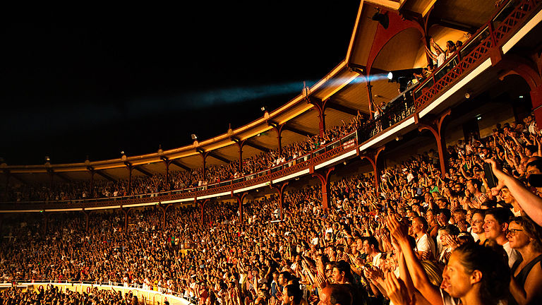 Les Arènes de Bayonne sont combles lors des concerts de l'été.