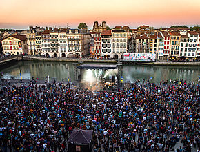 A Bayonne, la Fête de la musique rassemble une foule immense. - Irudia handitu (modu-leihoa)
