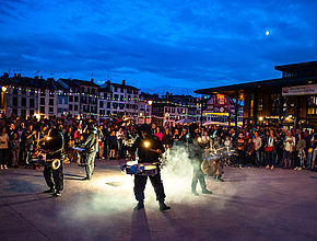 De nombreuses compagnies proposent des spectacles novateurs durant le Festival Paseo. - Irudia handitu (modu-leihoa)