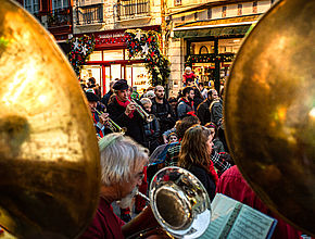 Txarangek Baionako karrikak animatzen dituzte abendu osoan. - Irudia handitu (modu-leihoa)