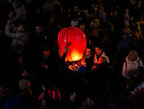 Linterna-argiak laxatzen dira abenduan, eta ttipiak eta handiak xoratzen dira. - Irudia handitu (modu-leihoa)