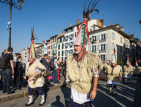 Larunbat goizetik, joaldunek hiriko oinezkoentzako karrikak alaitzen dituztepiétonnes de la ville. - Irudia handitu (modu-leihoa)