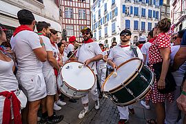 Banden musikak karrikak alaitzen ditu besten bost egunetan. - Irudia handitu (modu-leihoa)