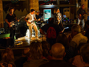 La Fête de la musique anime les quartiers du Petit-Bayonne, du Grand-Bayonne et de Saint-Esprit. - Irudia handitu (modu-leihoa)