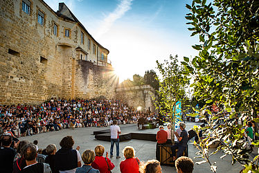 Les monuments de la ville servent de décors aux spectacles de rue du Festival Paseo.