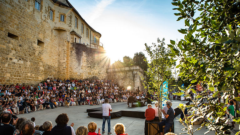 Les monuments de la ville servent de décors aux spectacles de rue du Festival Paseo.