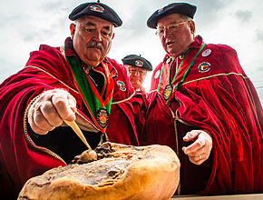 Baionako Xingarraren Kofradiako kideak xingarren kalitatea kontrolatzen ari. - Irudia handitu (modu-leihoa)