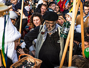Abenduan, Olentzero, aurpegia ikatzez zikindurik baionesengana heldu da neguburuaren berri ematera. - Irudia handitu (modu-leihoa)