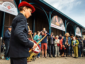 Feria egun horietan xingarra sustatzen da, eta musikak Errobi bazterrak alaitzen ditu. - Irudia handitu (modu-leihoa)
