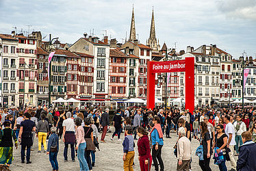  La Foire au Jambon est un marqueur fort de l’identité et des traditions de Bayonne. 
