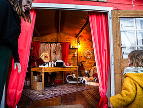 Bere lantegian, Bizarzurik haurrak errezibitzen ditu. - Irudia handitu (modu-leihoa)