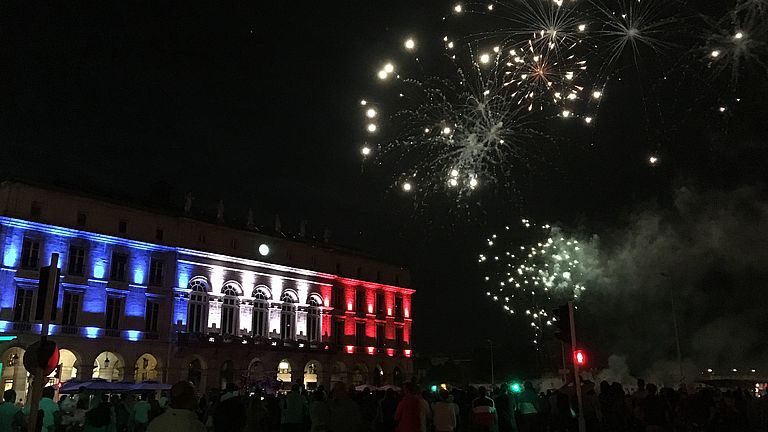 Le feu d'artifice du 14 juillet est tiré d’une barge sur l’Adour, entre l’Hôtel de Ville et le DIDAM.