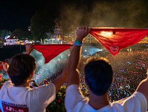 Besten bururatzeko, besta egileak Leon erregearen balkoiaren aitzinean biltzen dira. - Irudia handitu (modu-leihoa)